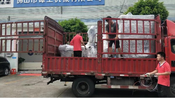 譚工發(fā)貨篇：河南食品醬料客戶訂購的灌裝設備裝車發(fā)往鄭州